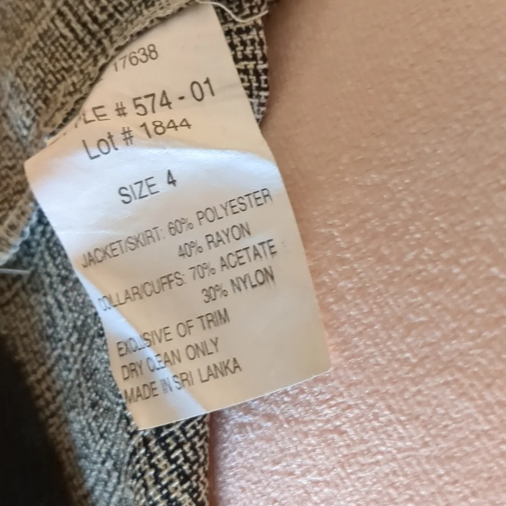 Gray plaid skirt in Women's size 4 - Picture 7 of 8